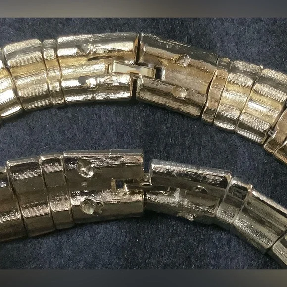 VINTAGE LES BERNARD Unsigned
Gold-Toned Egyptian Revival Jewelry Set NWOT - Picture 7 of 7